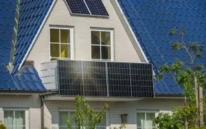 Solarkraftwerk hängt am Balkon eines Wohnhauses zur Erzeugung von grüner Energie