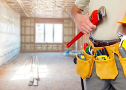 Bauarbeiter mit einem Werkzeuggürtel arbeitet in einem Rohbau