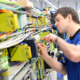 Elektroniker arbeitet an der Verdrahtung in einem Schaltschrank