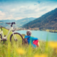 Fahrradfahrerin macht eine Pause und sitzt im Gras.