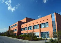 Gewerbegebäude mit vielen Fenstern