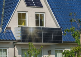 Solarkraftwerk hängt am Balkon eines Wohnhauses zur Erzeugung von grüner Energie