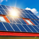 Dach eines Hauses mit Solarzellen