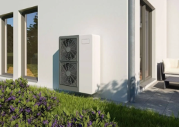 Außeneinheit einer Wärmepumpe neben dem Fenster eines Hauses