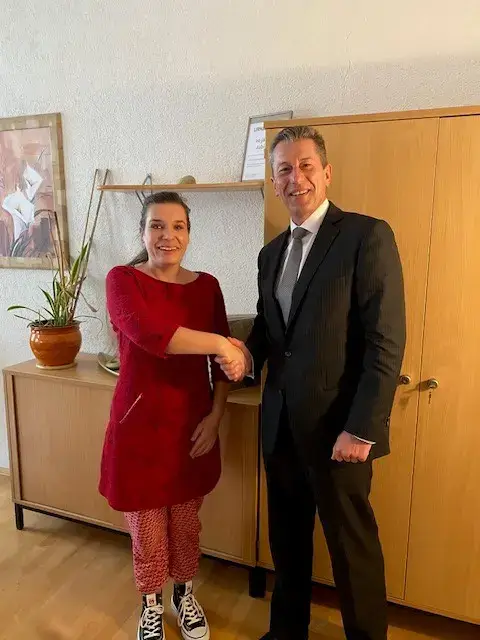 Managers lend a hand - Thomas Gebhardt bei Hesse Versicherungsmakler Büroleiterin Maria Barthel von Hesse Versicherungsmakler in Halle/Saale und Thomas Gebhardt