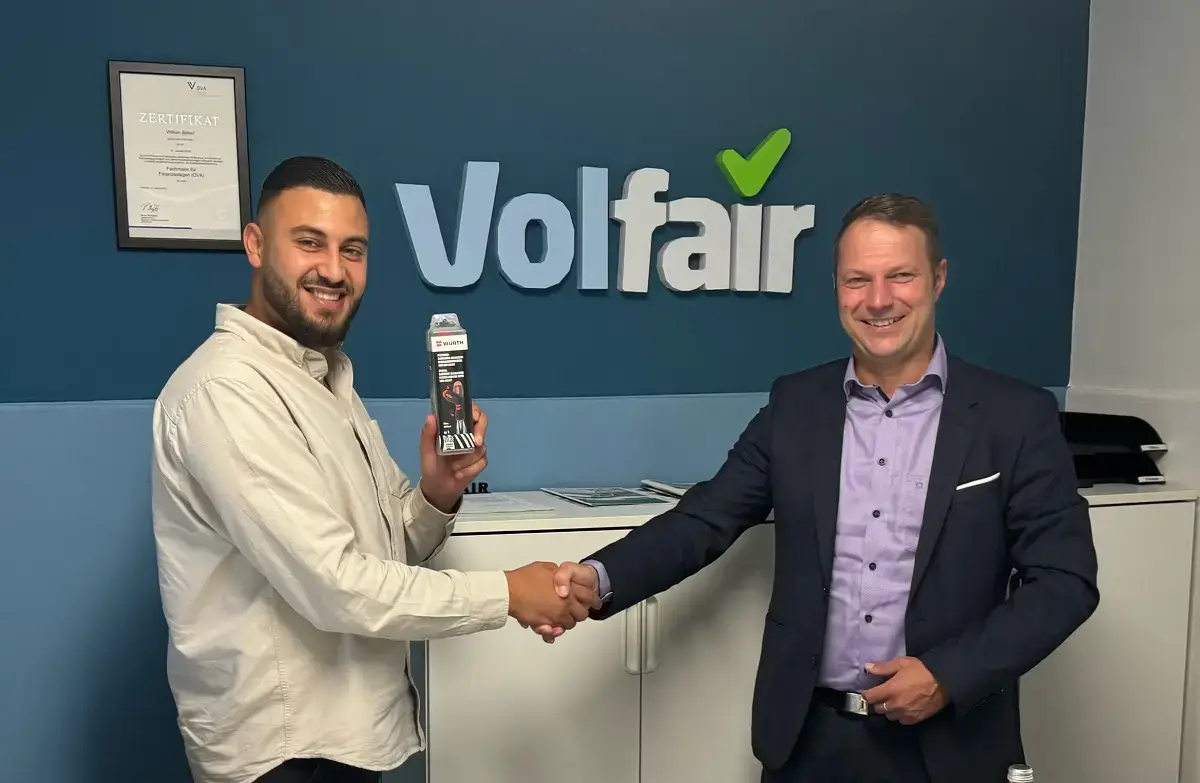 Managers lend a hand - Antonio Niemer bei der Volfair GmbH Volkan Babur von der Volfair GmbH in Hamburg und Antonio Niemer