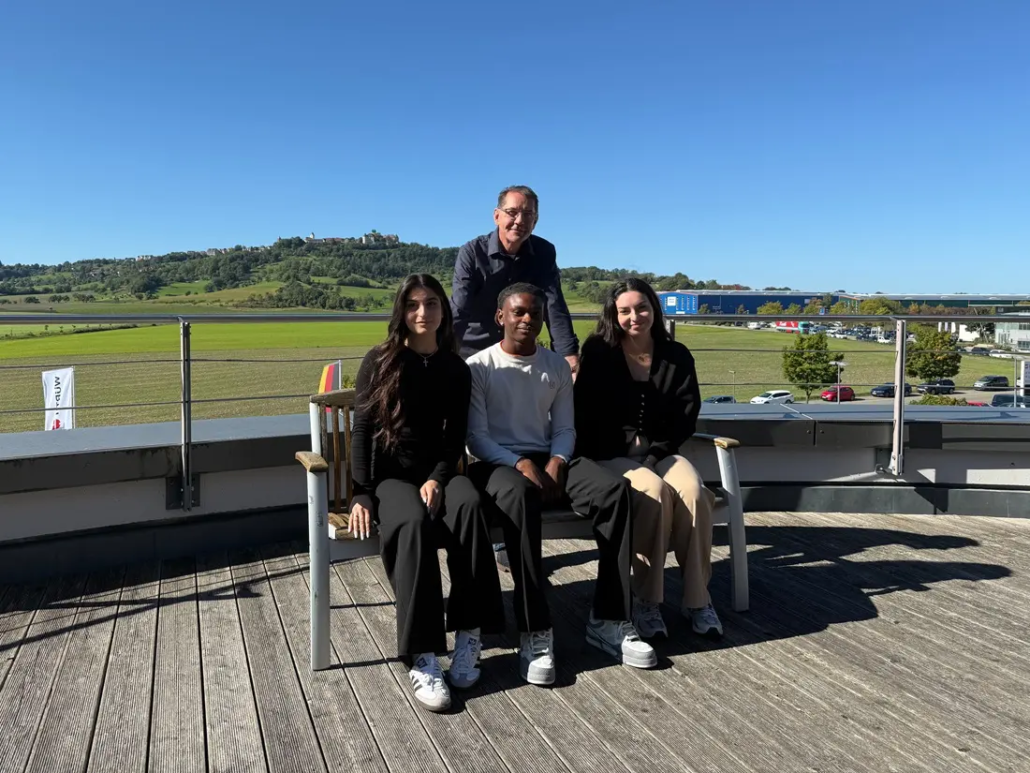 Ausbilder und Auszubildende der Waldenburger Versicherung