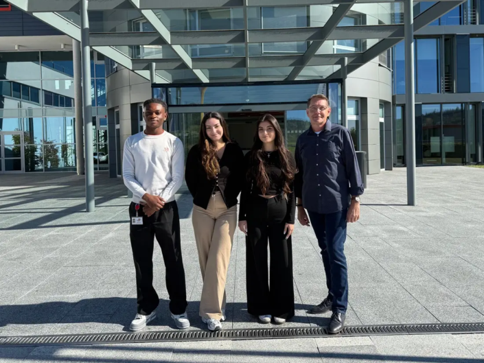 Ausbilder und Auszubildende der Waldenburger Versicherung