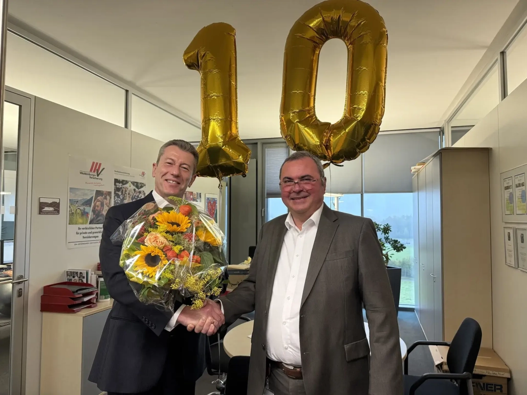 Axel Ziemann gratuliert Thomas Gebhardt zum 10jährigen Jubiläum bei der Waldenburger