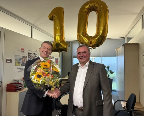 Axel Ziemann gratuliert Thomas Gebhardt zum 10jährigen Jubiläum bei der Waldenburger