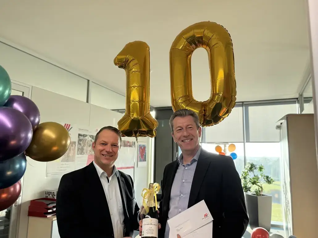 Antonio Niemer gratuliert Thomas Gebhardt zum 10jährigen Jubiläum bei der Waldenburger